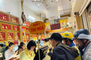 Giá giảm sốc, tiệm vàng ở TP.HCM tấp nập khách, mỗi người được mua tối đa 2 chỉ