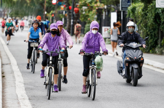 Người Hà Nội xuýt xoa đón gió lạnh đầu mùa