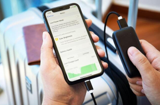 Vì sao đi máy bay không được để sạc dự phòng trong hành lý ký gửi?