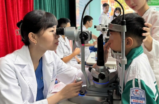 Bé trai lớp 5 cận 10 độ nhưng không hay biết