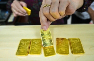 Giá vàng hôm nay 25/10: Vàng thế giới và trong nước đồng loạt giảm