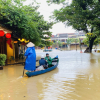 Phố cổ Hội An mênh mông nước, dân bơi thuyền đi lại