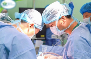Bé trai bại não có thể tự bước đi sau ca phẫu thuật chưa từng có ở Việt Nam