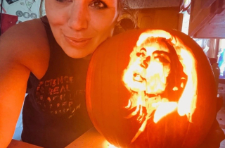 Quả bí ngô khắc hình Taylor Swift làm 'bùng nổ' mùa Halloween 2025