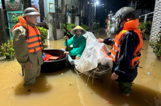 Vùng rốn lũ Đà Nẵng chìm trong biển nước, hàng nghìn hộ dân bị cô lập