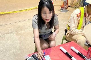 Nữ tài xế vi phạm nồng độ cồn vượt mức kịch khung, hất văng máy đo của cảnh sát