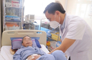 Thuốc ung thư đắt gấp 10 lần sau 20 năm, nhiều người bệnh phải bỏ dở điều trị