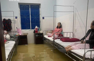 Bệnh viện lớn nhất miền Trung ngập nước, bác sĩ, bệnh nhân bì bõm chạy lũ