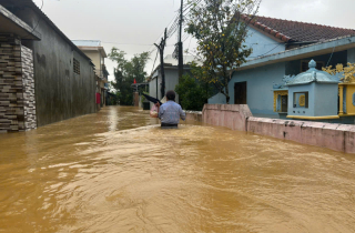 TP Huế vẫn chìm trong biển nước, đường thành sông, người dân di chuyển bằng thuyền
