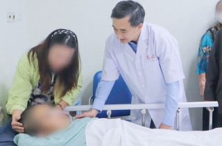 Cuộc hội ngộ xúc động giữa Thứ trưởng Y tế và người được cứu sống ở cầu Nhật Tân