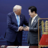 Hàn Quốc tặng ông Trump bản sao vương miện bằng vàng