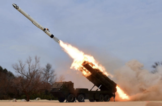 Triều Tiên phóng tên lửa hành trình trước chuyến thăm Hàn Quốc của ông Trump