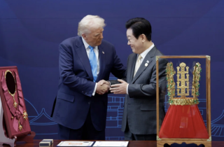 Hàn Quốc tặng ông Trump bản sao vương miện bằng vàng