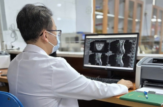 Liệt tứ chi vì 'thú vui' bóng cười