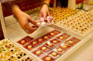 Giá vàng tăng vọt trở lại sau khi lao dốc