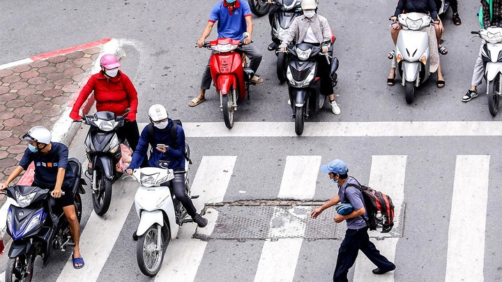 Tranh cướp đường với người đi bộ ở vạch kẻ: Tài xế không được dạy hay cố tình?