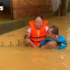 Trục lợi trong mưa lũ ở Huế: Xin đừng để cơn lũ lòng tham cuốn trôi tình người