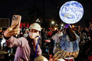 Mô hình Trái Đất khổng lồ rực sáng bên Hồ Tây, người dân nô nức check-in