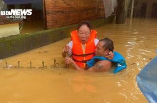 Trục lợi trong mưa lũ ở Huế: Xin đừng để cơn lũ lòng tham cuốn trôi tình người