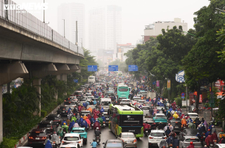 Hà Nội mịt mờ trong mưa lạnh, đường phố ùn tắc đến gần trưa