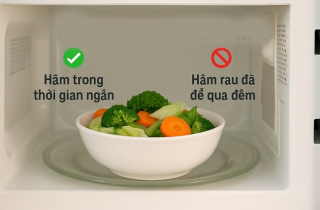 Hâm nóng rau bằng lò vi sóng, nên hay không?