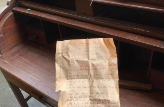 Bài kiểm tra 2 điểm giấu 28 năm, dân mạng gọi là 'báu vật tuổi học trò'