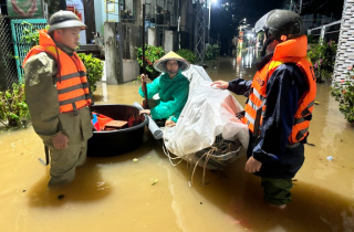 Huế và Đà Nẵng giảm mưa, lũ vẫn trên báo động 3