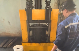 Biến nhớt đen thành dầu - thủ đoạn qua mặt nhà chức trách của công ty môi trường