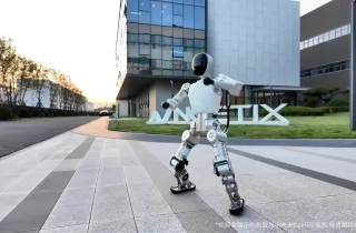 Startup Trung Quốc gây sốt với robot hình người giá rẻ hơn cả iPhone