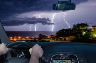 Ngồi trong ô tô có sợ bị sét đánh?