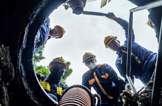 Những người làm bạn với chuột gián, lội bùn độc khơi thông cống ngầm Hà Nội