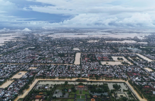 TP Huế hoang tàn, bị rác và bùn bủa vây sau trận 'đại hồng thuỷ'