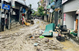 Lũ lịch sử ở Huế làm 12 người chết, mất tích, hơn 13.000 nhà còn ngập sâu