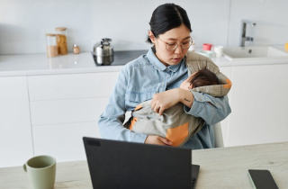 Không dám nghỉ thai sản 7 tháng khi người mẹ 2 con phải lo tiền sữa, bỉm