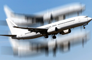 Vì sao khi máy bay đi vào vùng nhiễu động, chúng ta có cảm giác như rơi tự do?