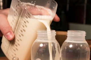 'Chấm đen' trong sữa bột khiến người dùng lo mốc, chuyên gia nói gì?