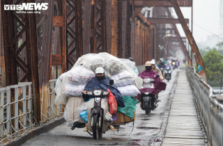 Người Hà Nội vất vả mưu sinh trong ngày mưa phùn, gió lạnh tăng cường