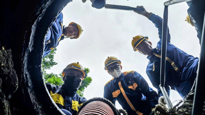 Những người làm bạn với chuột gián, lội bùn độc khơi thông cống ngầm Hà Nội