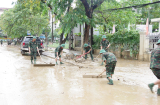 Hơn 8000 người dọn 'núi bùn' bủa vây TP Huế sau trận 'đại hồng thuỷ'
