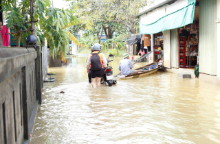 Dân vùng 'rốn lũ' TP Huế vẫn bì bõm trong nước sau trận lụt lịch sử