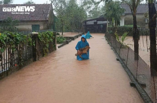 Lũ dâng trong đêm, hàng nghìn hộ dân ở Hà Tĩnh chìm trong biển nước