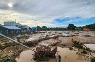 Người dân tháo chạy trước cảnh vỡ hồ chứa, nước cuồn cuộn ở Lâm Đồng
