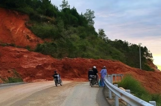 Đèo Đại Ninh lại sạt lở nặng, đường nối Phan Thiết - Đà Lạt ách tắc