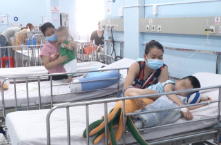 Cảnh báo nguy cơ 'dịch chồng dịch' ở TP.HCM