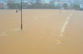 Huế lại mưa trắng trời, cảnh báo nguy cơ 'lũ chồng lũ'