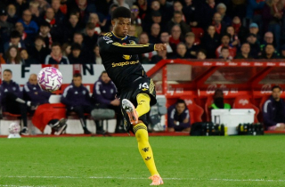 Trọng tài giúp sức, Man Utd vẫn suýt thua