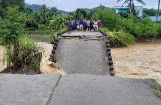 Sập cầu dân sinh ở Quảng Ngãi, cả người và xe máy rơi xuống nước