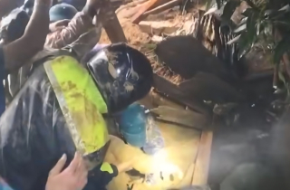 Sạt lở vùi lấp 6 căn nhà, công an giải cứu người đàn ông trong đống bùn lầy