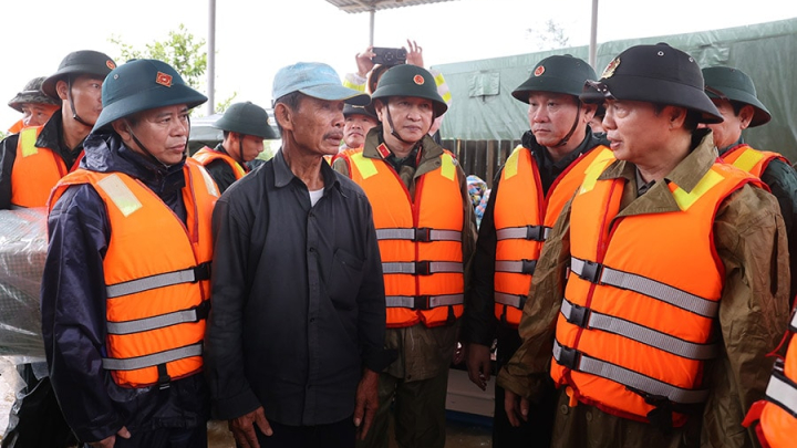 Miền Trung nước lớn, đứng ngồi không yên…