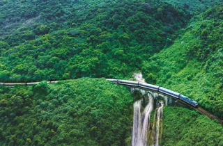 Lại tạm dừng một số đôi tàu Bắc - Nam do lũ lụt miền Trung